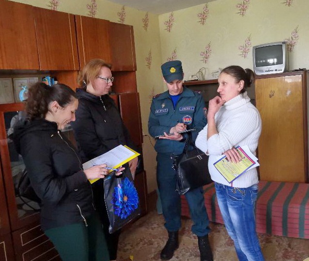 Чтобы не было беды: шкловские спасатели проводят профилактическую работу в жилом секторе