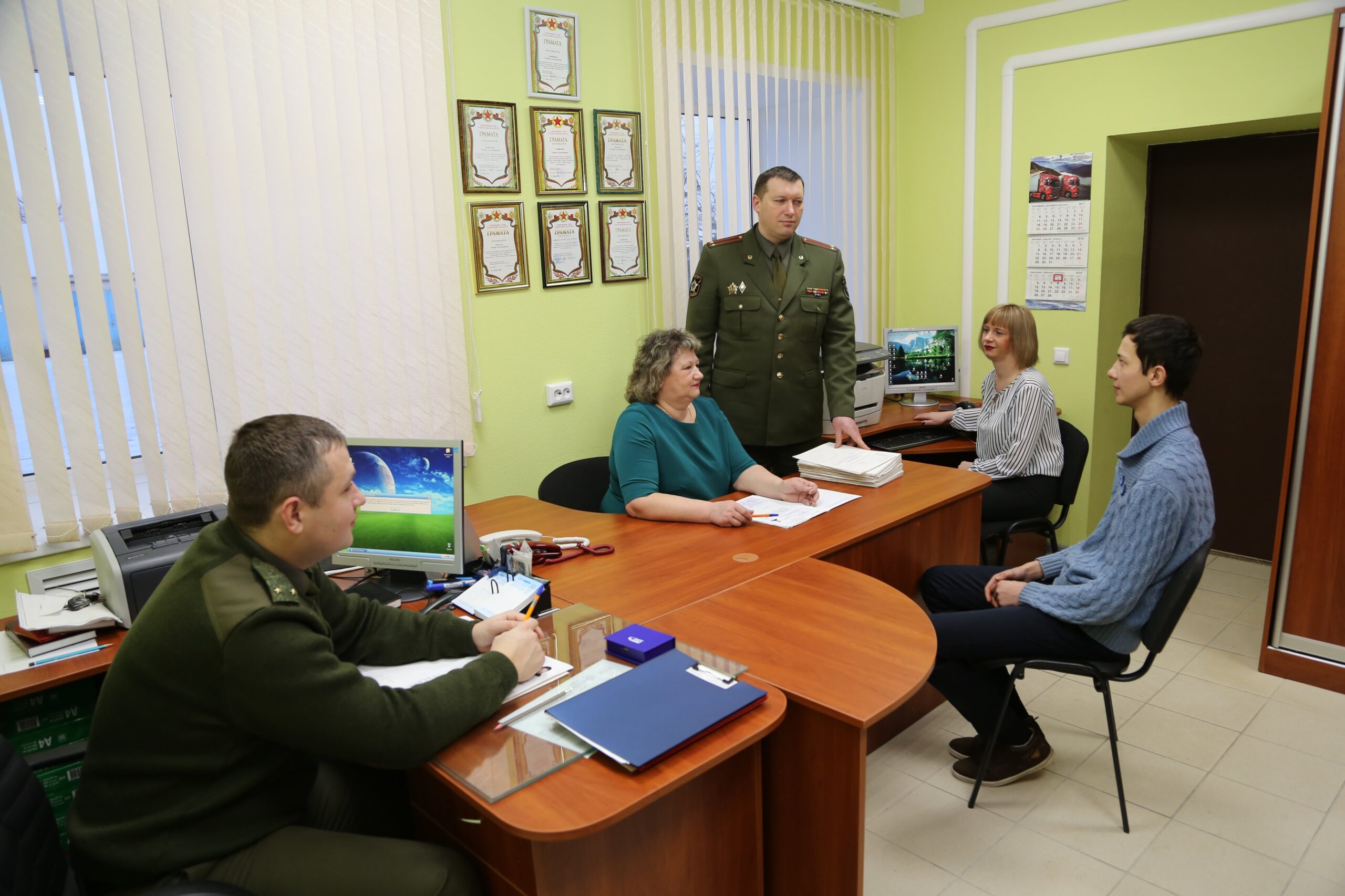 2472 призывника и 147 поступивших в Военную академию. Сотрудники военных комиссариатов отметили профессиональный праздник