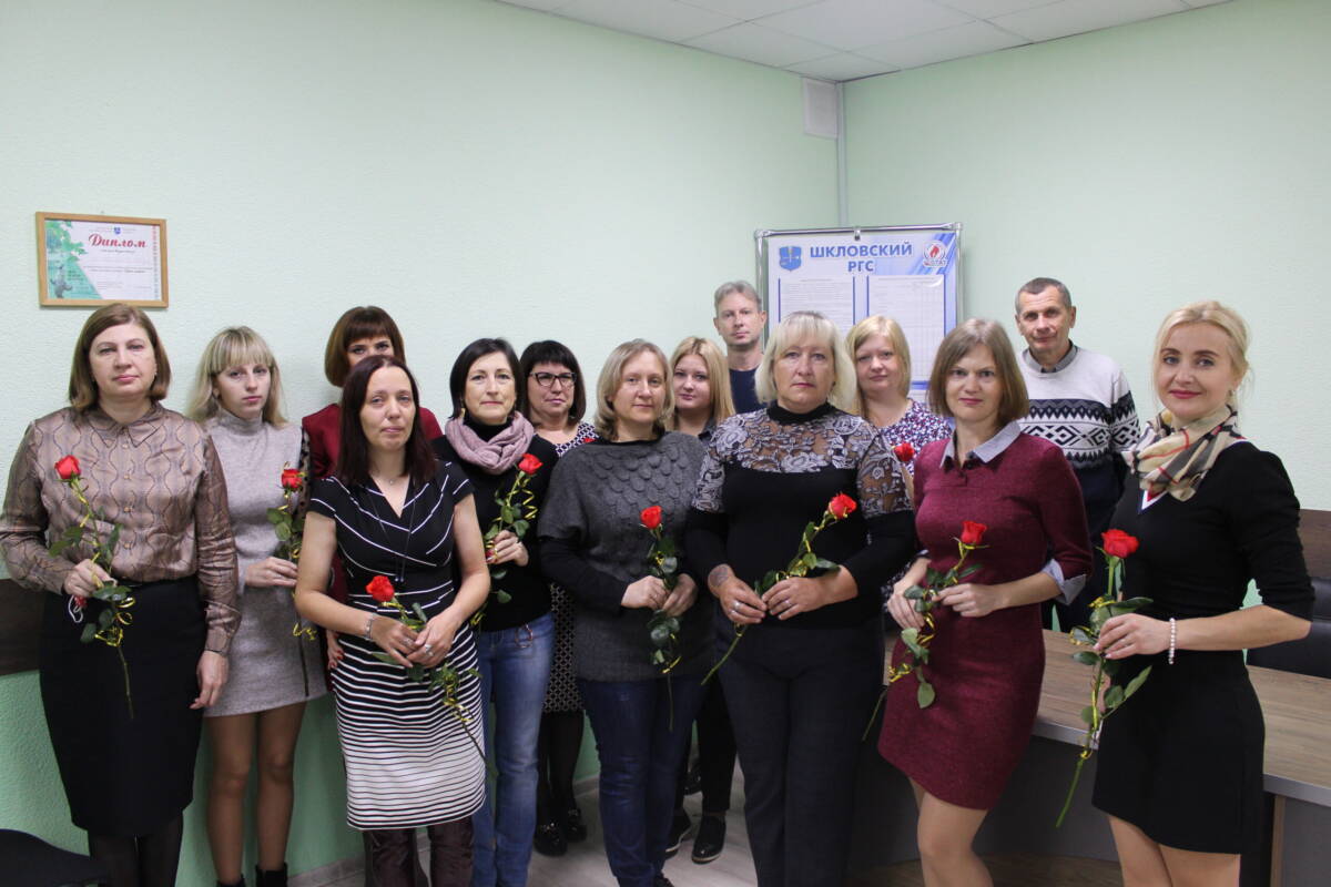 С подарками и теплыми словами: в райгазе поздравили женщин-матерей