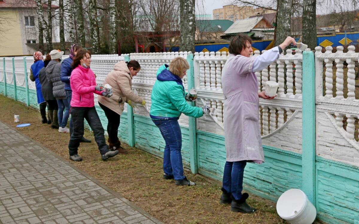 Работники яслей-сада №4 активно занялись благоустройством территории