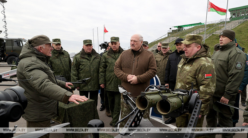 “Нежелательно, чтобы они воевали в Украине: все-таки свои люди”. Александр Лукашенко ознакомился с белорусскими беспилотниками