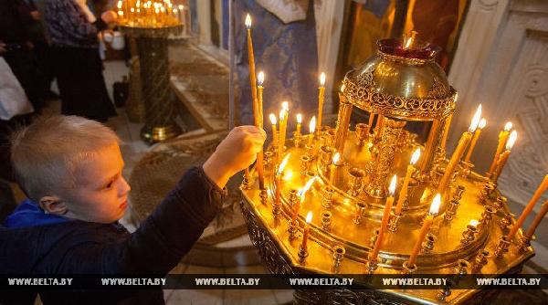 Православные верующие празднуют Успение Пресвятой Богородицы