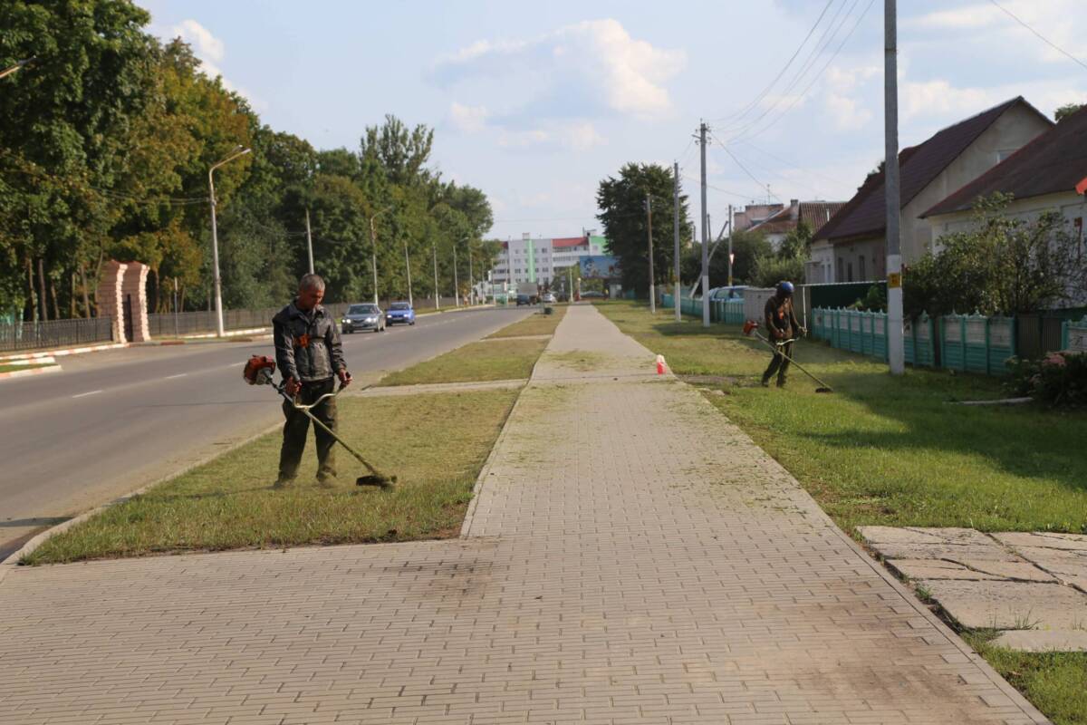Накануне Дня знаний в районе прошел второй в рамках месячника субботник