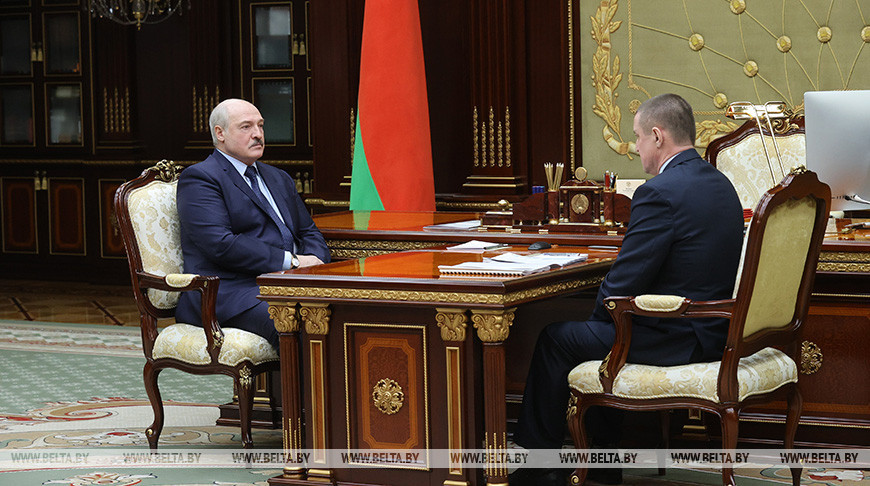 “Надо мобилизовать все то, что есть” – Александр Лукашенко принял с докладом губернатора Могилевской области