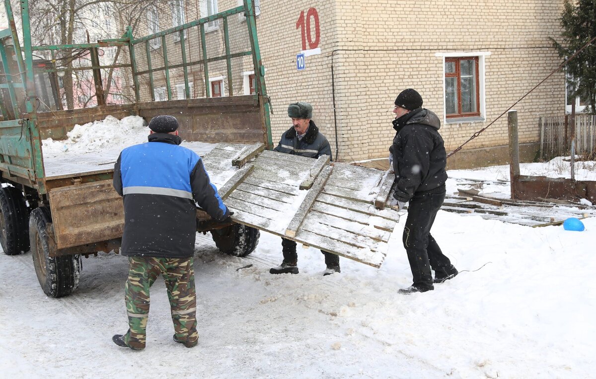 В преддверии весны в Шклове началась замена ограждений