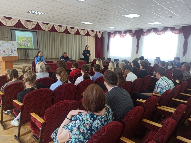 Шкловские спасатели рассказывают ребятам о безопасности
