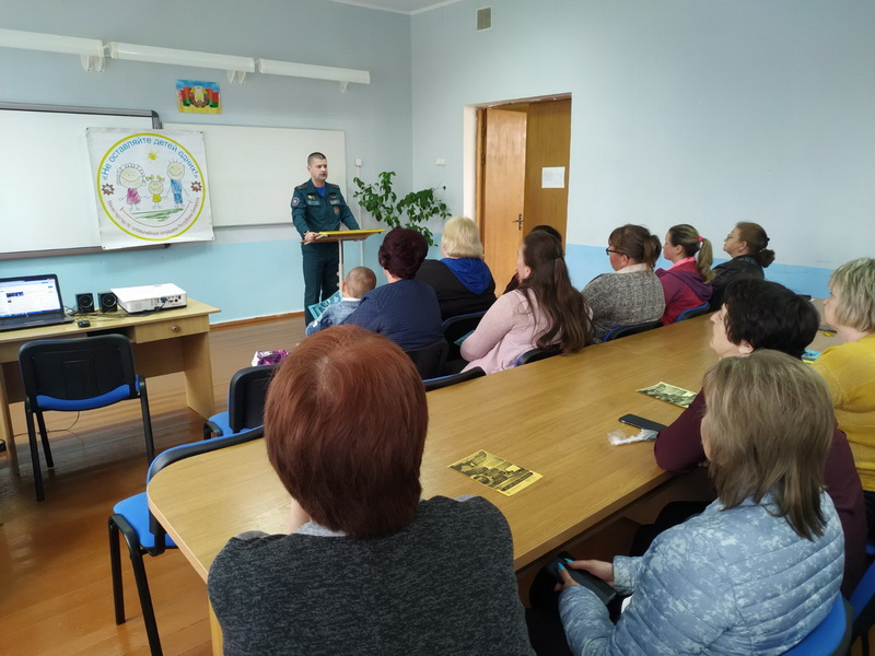 На родительских собраниях спасатели напоминают о безопасности детей