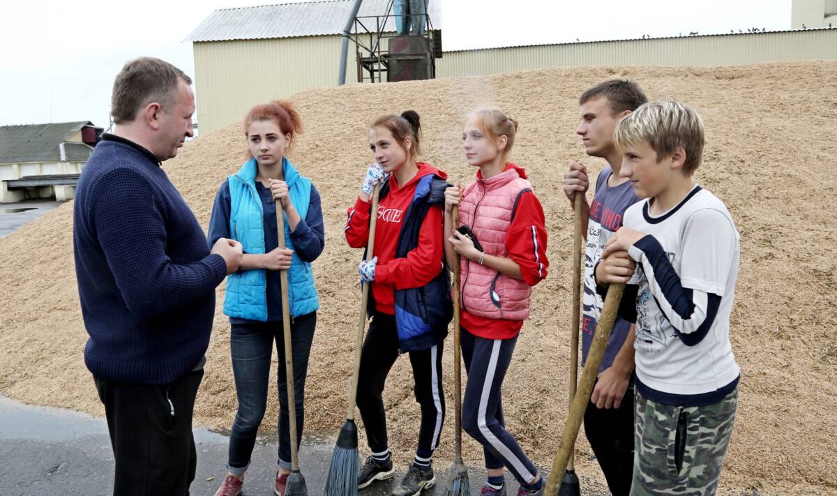 Молодежный отряд лицея Шклова 10 дней трудился в цеху по производству сухих кормов ОАО «Александрийское»