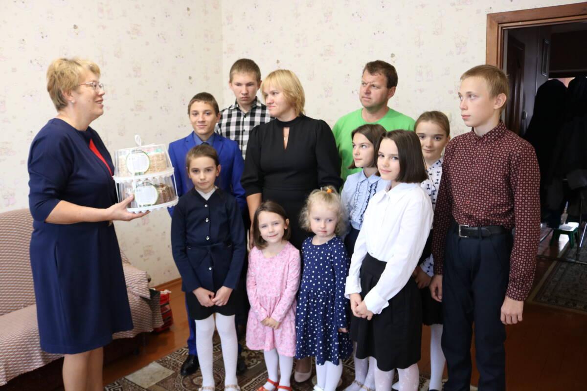 Председатель райорганизации БСЖ Галина Марфель поздравила с началом учебного года ребят из детского дома семейного типа