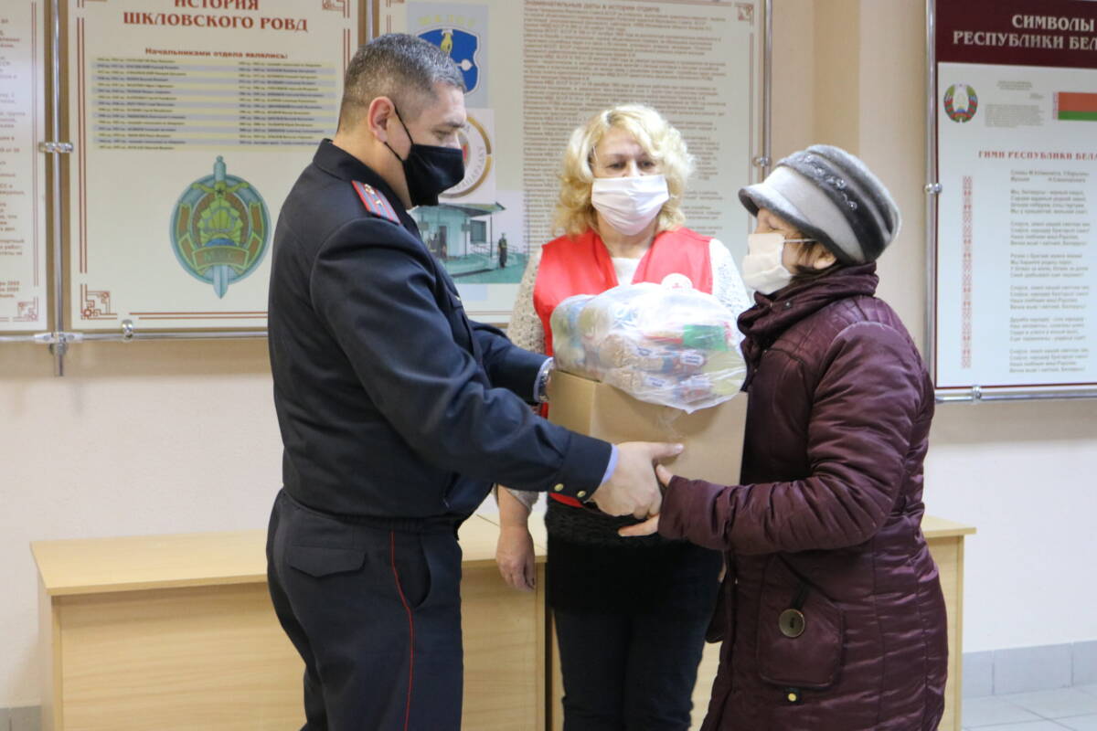 В РОВД лицам, освободившимся из мест лишения свободы, от Белорусского общества Красного Креста вручены продуктовые наборы и средства гигиены