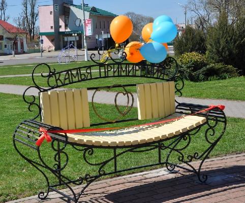 В Шклове появилась скамья примирения