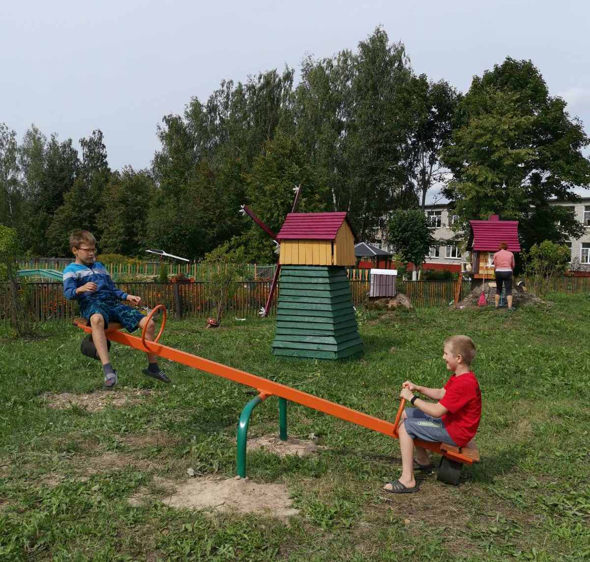 На радость детям. Благодаря единству жителей и поддержке власти в Черноручье оборудовали игровую площадку