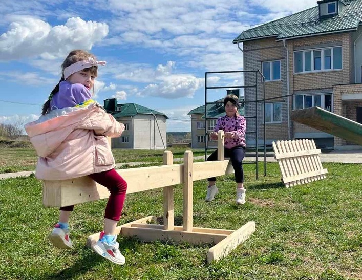 Жители Староселья обратились к журналистам с вопросом о детской площадке. Рассказываем, что из этого вышло