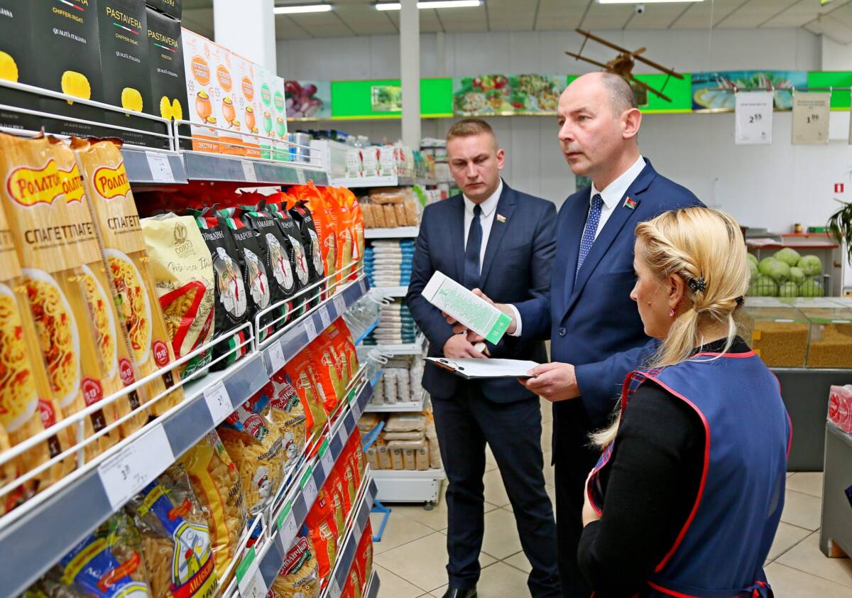 Мониторинг цен в шкловском магазине провел член Совета Республики Алексей Кушнаренко