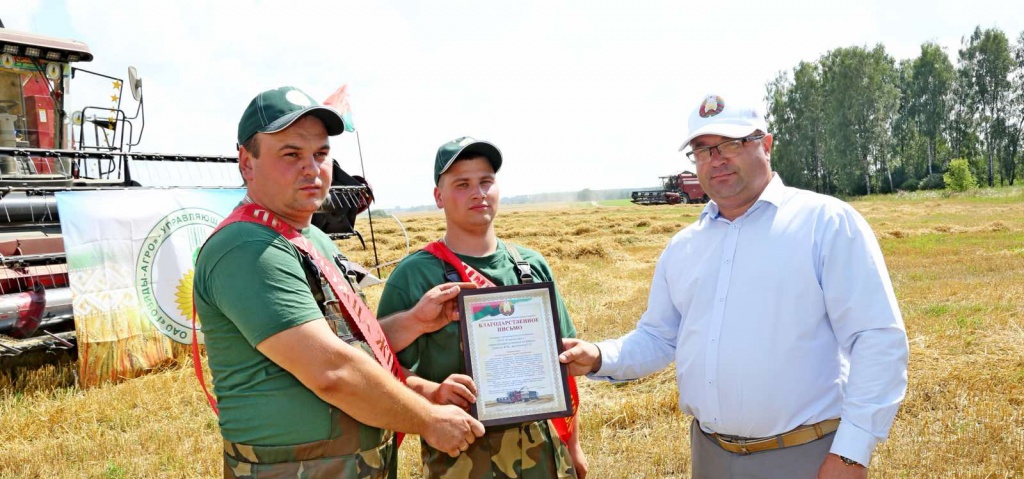 Первые комбайнеры-тысячники на уборке урожая определились в Шкловском районе