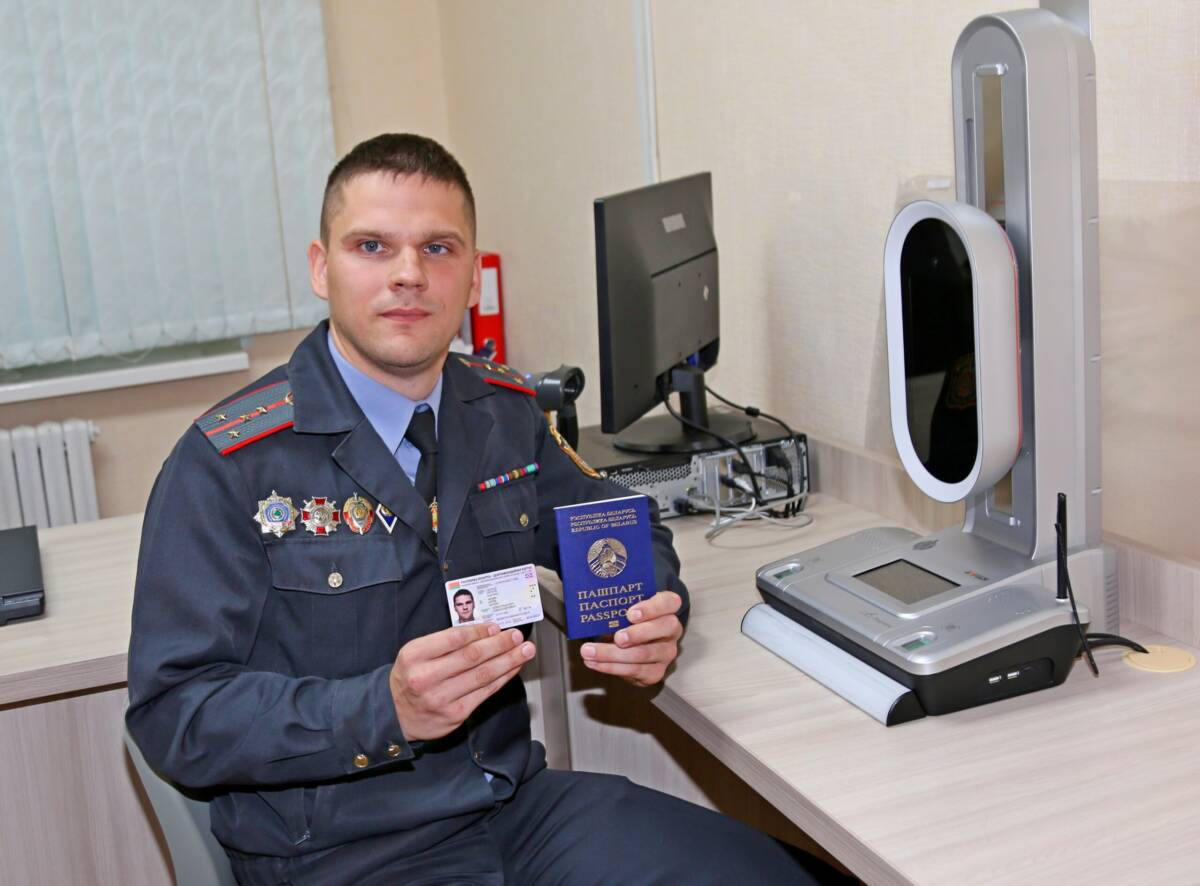 Более 200 жителей Шкловского района получили биометрические паспорта и ID-карты