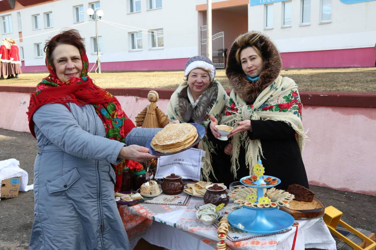 В Шклове проводили зиму веселой Масленицей