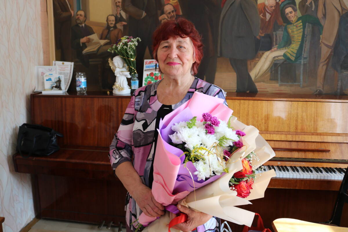 Поздравления с 80-летием принимала ветеран труда Зинаида Андреева
