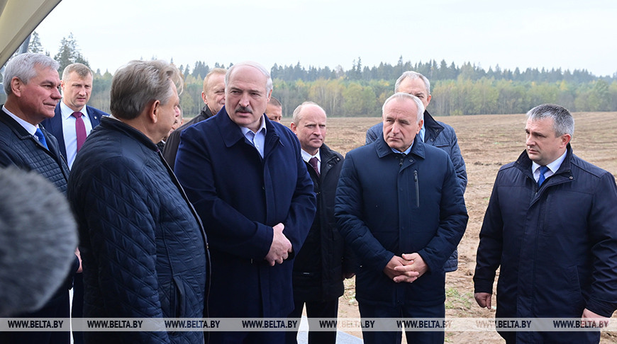 “Сложный год, но тем не менее урожайный”. Подробности поездки Лукашенко в Толочинский район