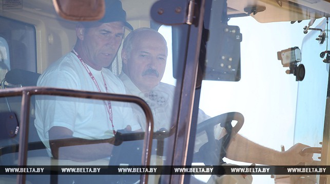 Лукашенко на полях под Александрией испытал белорусский суперкомбайн