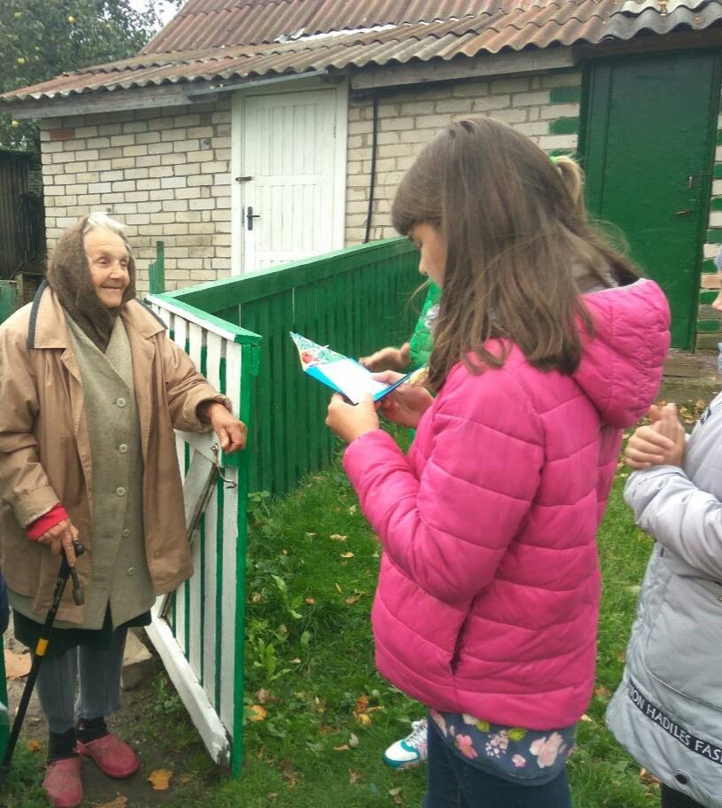 Волонтеры молодежного движения БРСМ «Доброе Сердце» оказывают помощь пожилым людям.