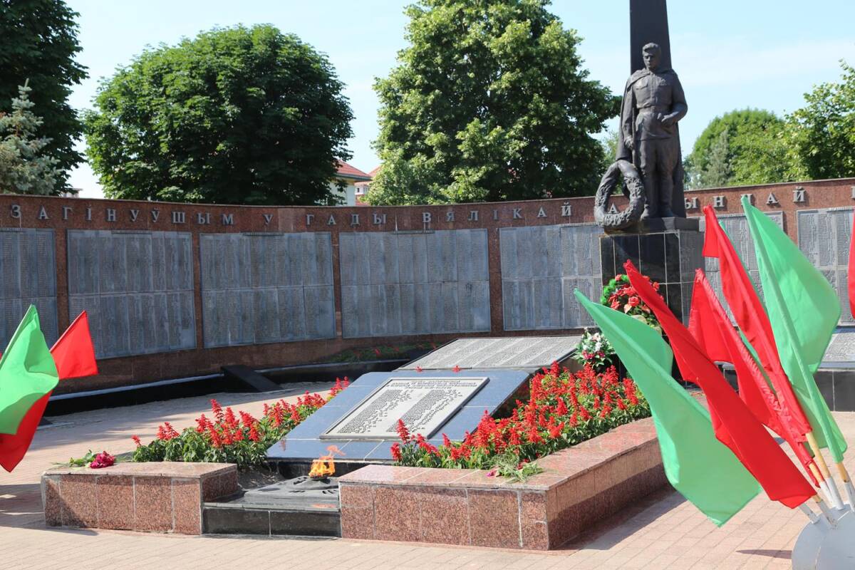Праздничные мероприятия стартовали в Шклове с возложения цветов на мемориальном комплексе «Память»