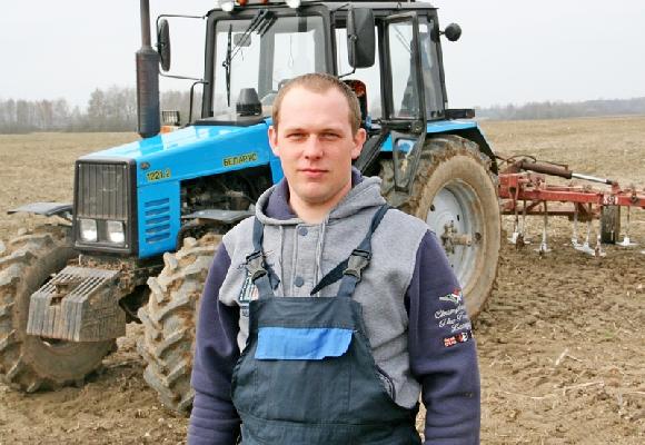 Молодой механизатор из ОАО «Новогородищенское» работает наравне с опытными тружениками