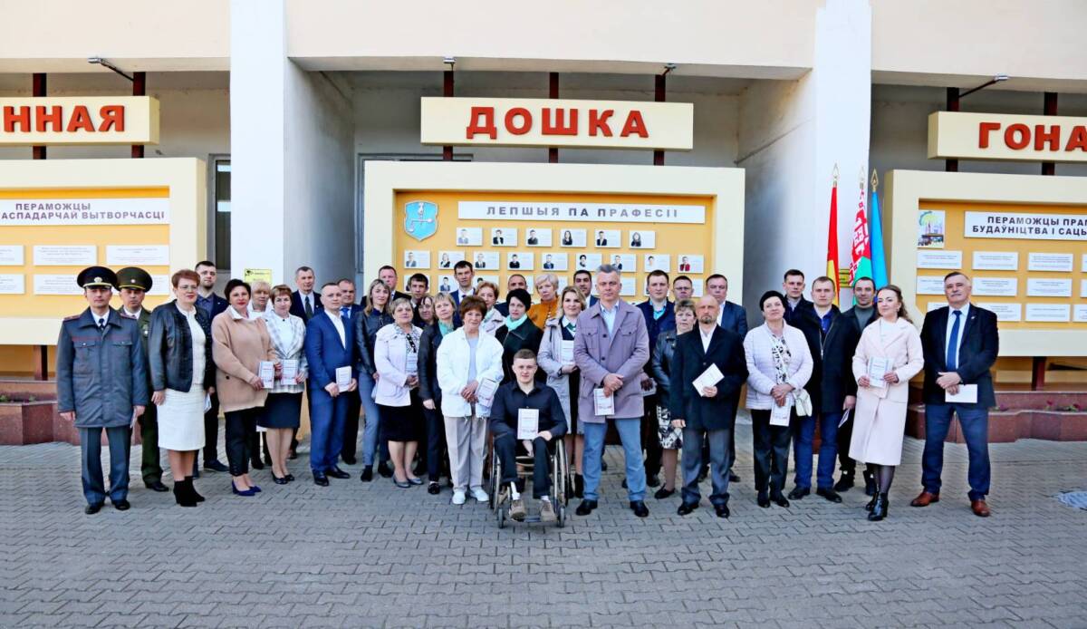 В Шклове состоялось торжественное открытие районной Доски почета