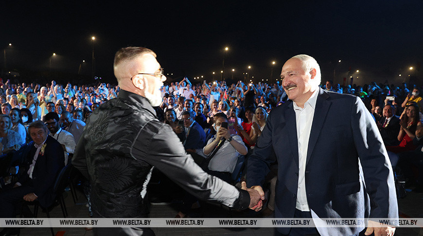 Певец Серега проверил на крепость рукопожатие Александра Лукашенко