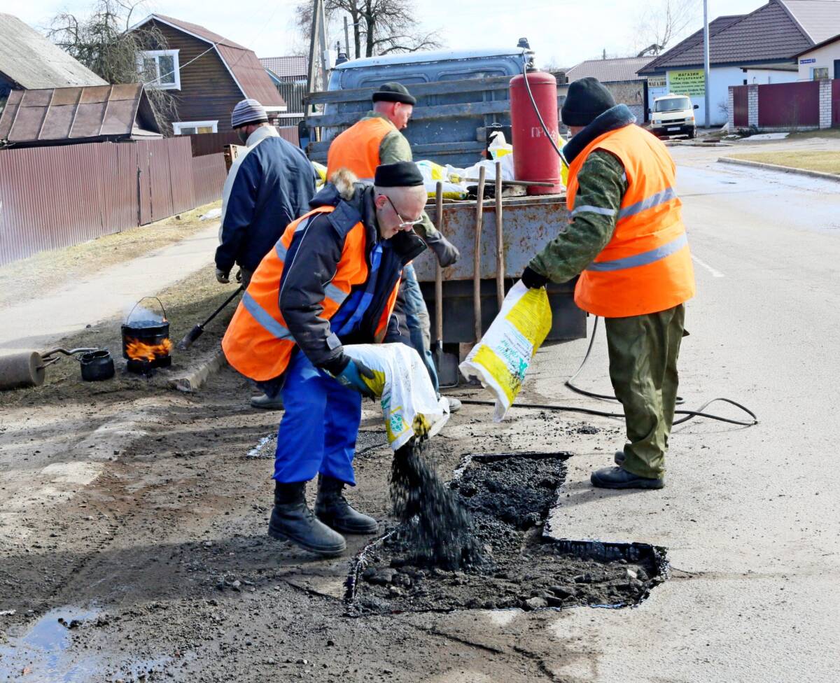 В Шклове проводят ямочный ремонт дорог
