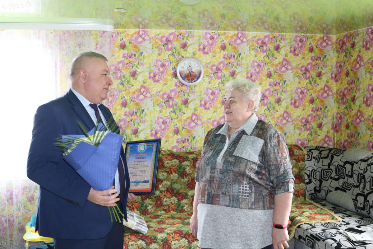 Женщину-агронома, отдавшую много лет сельскому хозяйству, с юбилеем поздравил председатель райорганизации профсоюза работников АПК