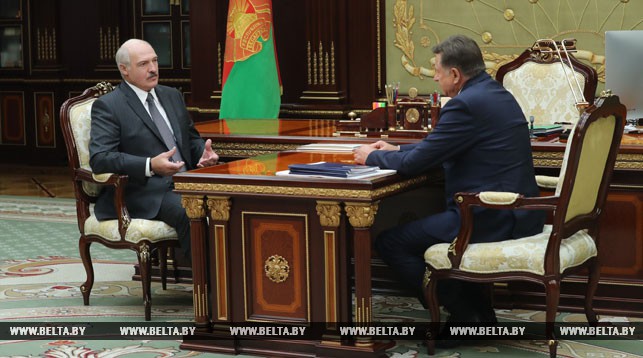 Лукашенко поручил встряхнуть всю систему потребкооперации в Беларуси