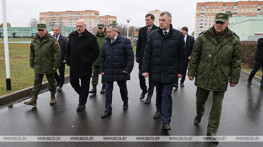 Александр Лукашенко в Гомеле ознакомился с работой артиллерийской базы вооружения