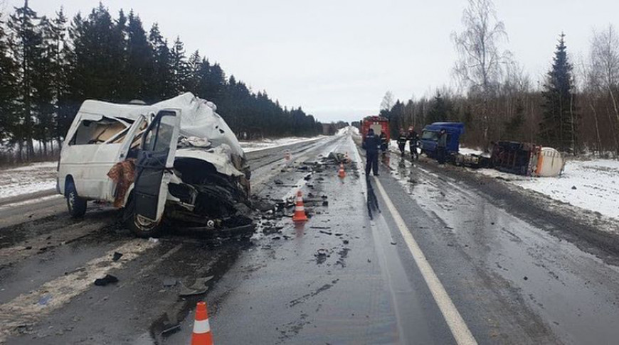 В Шкловском районе микроавтобус врезался в тягач, есть жертва