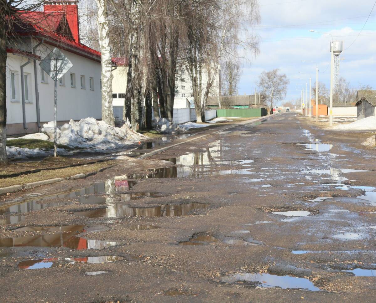 Ямы, выбоины, и недовольство водителей. Что не так с дорогой по Парковой и когда ее отремонтируют?