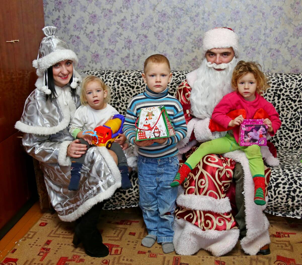 Первые подарки, собранные в рамках акции “Чудеса на Рождество”, нашли своих адресатов