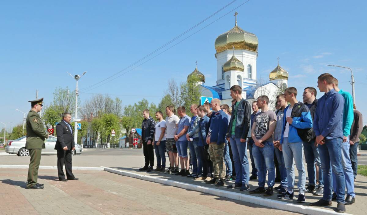 Призывникам устроили в Шклове торжественные проводы