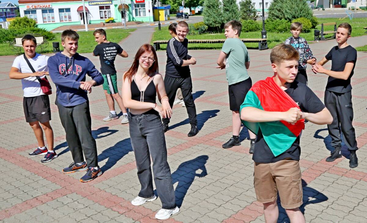 Народная зарядка в рамках Недели молодежи и студенчества прошла в Шклове