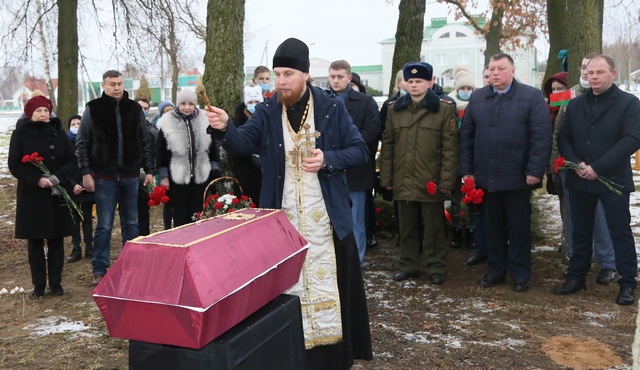 Во имя бессмертного подвига. Останки погибшего воина захоронены в братскую могилу