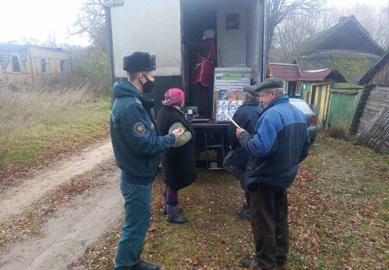 Спасатели проводят встречи с жителями села