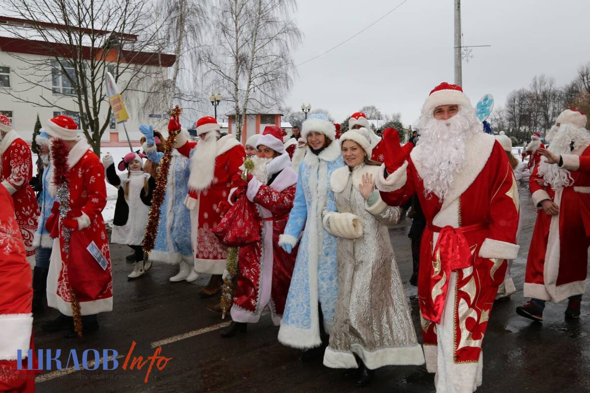 В Шклове в шествии приняли участие более 30 Дедов Морозов