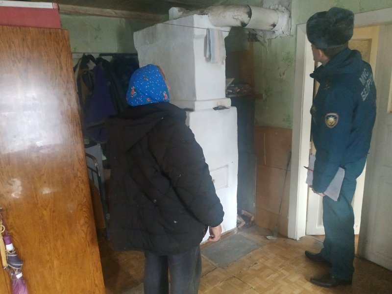 В пожароопасный период спасатели напоминают гражданам о правилах безопасности