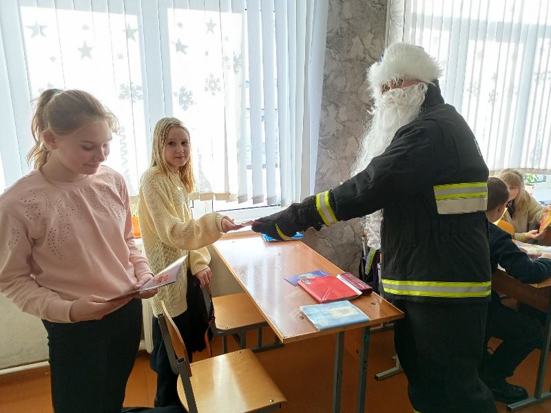 В рамках акции «Безопасный Новый год!» спасатели напоминают правила безопасности детям
