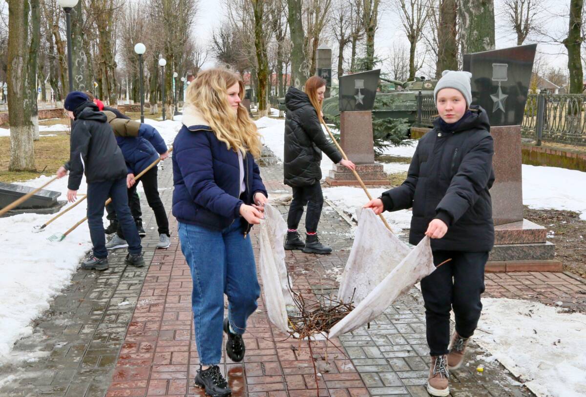 Шклов присоединился к акции по наведению порядка на мемориальных комплексах в преддверии годовщины хатынской трагедии