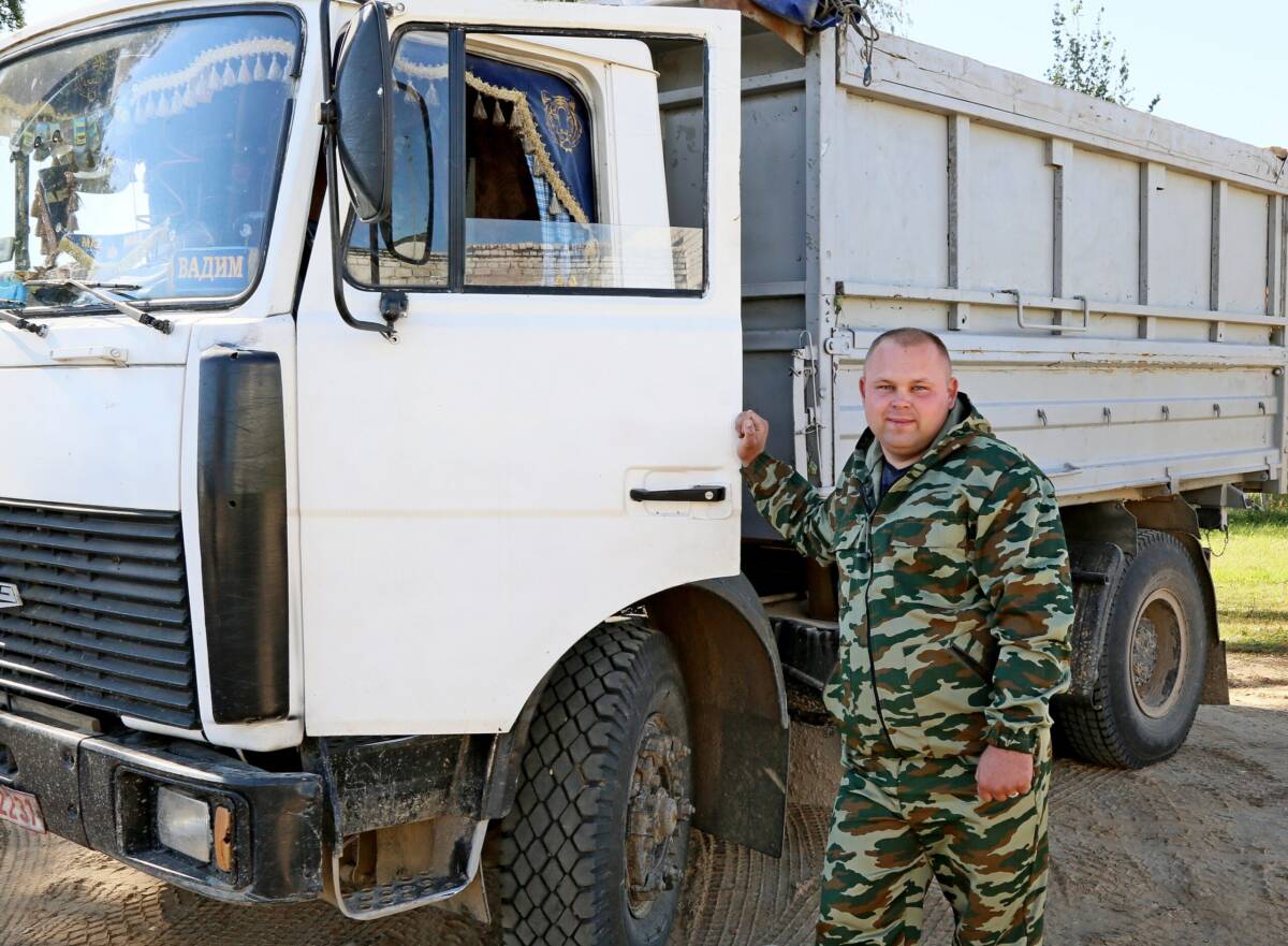 Водитель экспериментальной базы «Спартак» в числе лидеров среди водителей района, занятых на отвозке зерна