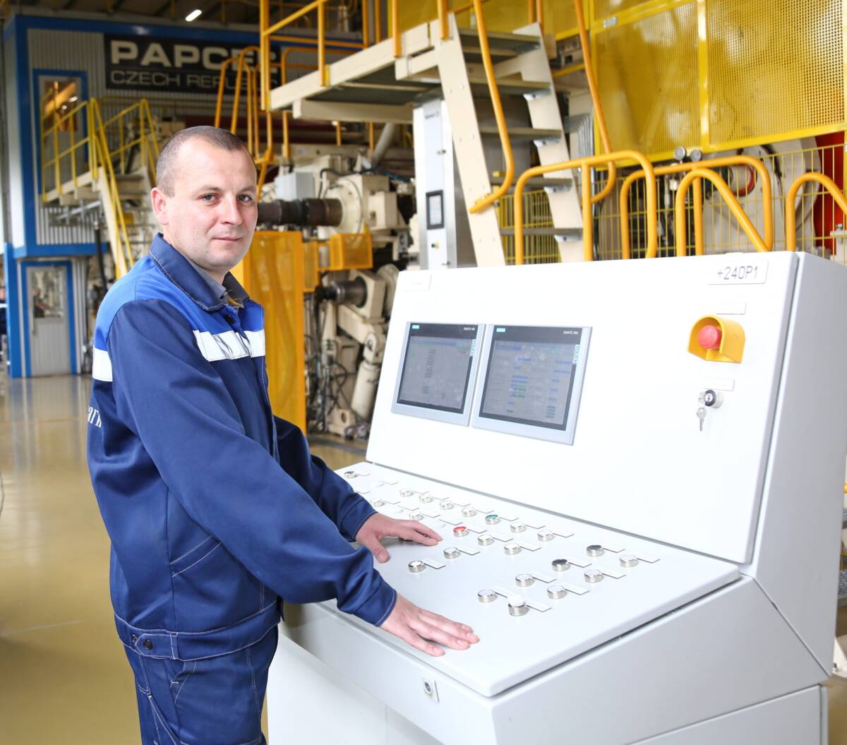 Дмитрий Мельников работает на заводе газетной бумаги с момента его основания