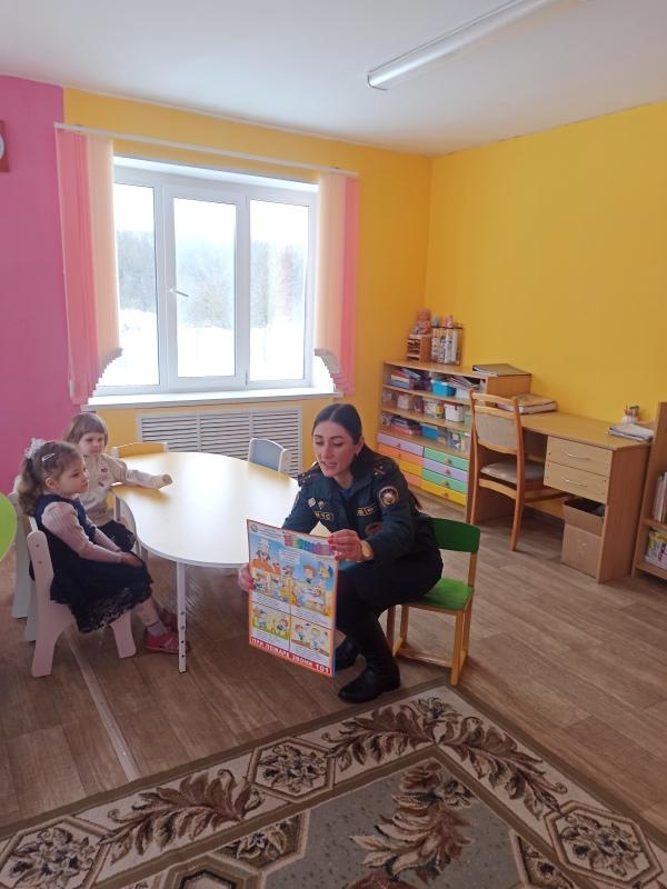 Спасатели беседуют с малышами о безопасности