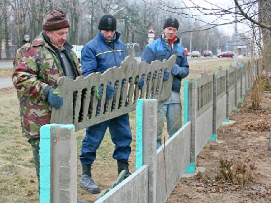 Заборы в едином стиле по улице Колхозной устанавливает РСУ