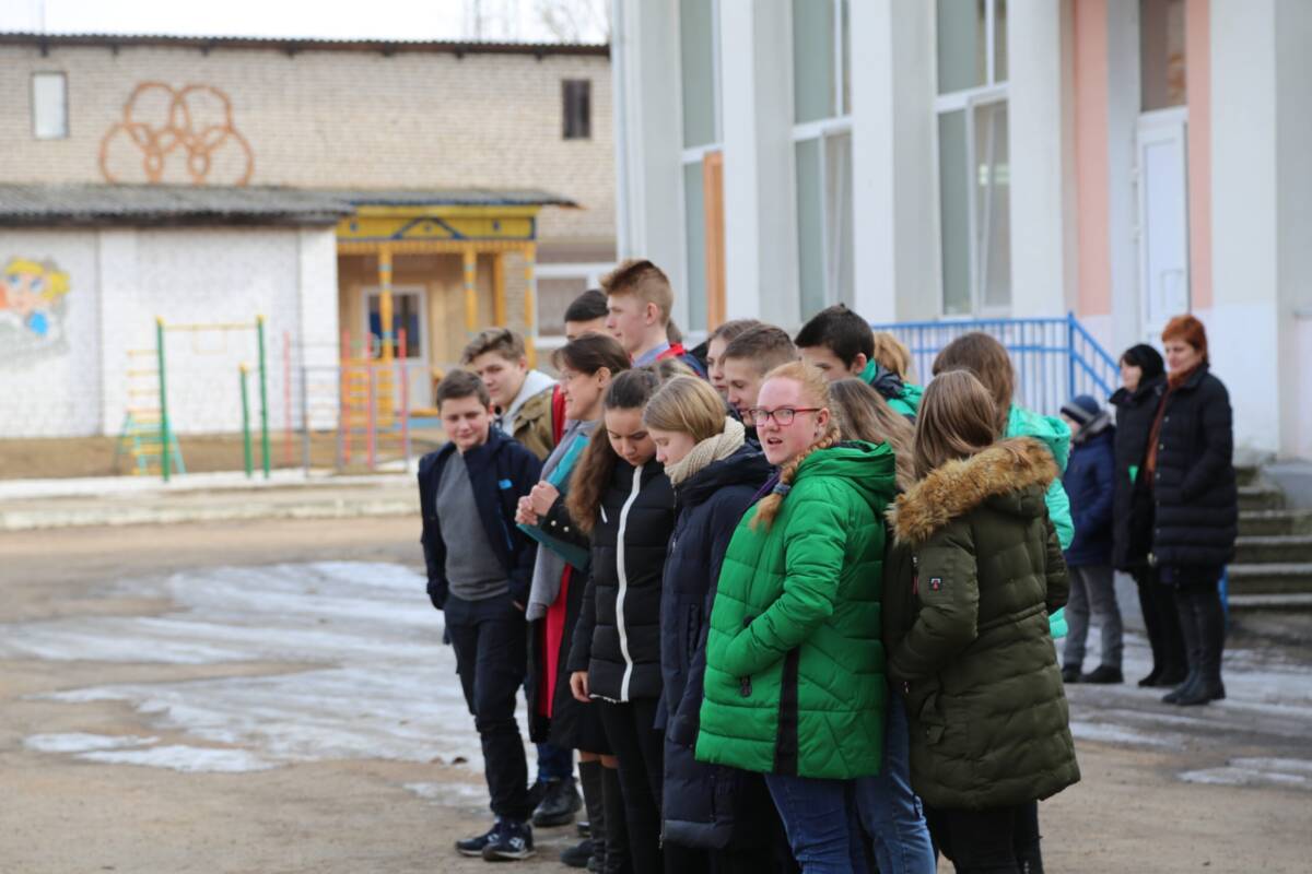 Из четвертой школы в рамках акции МЧС несколько часов назад эвакуировали детей