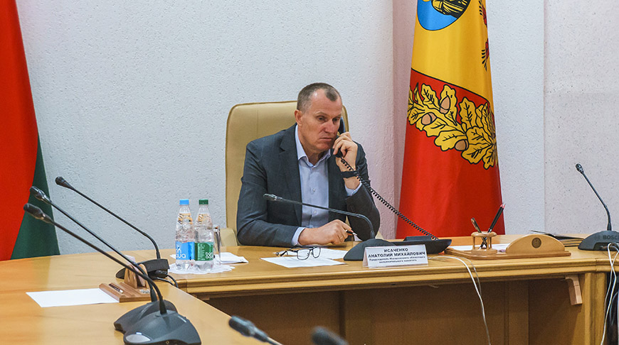 На прямую телефонную линию с Анатолием Исаченко поступило 24 звонка